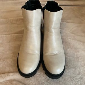 Women’s 8.5 ankle boots